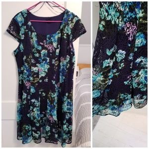 Beautiful navy floral dress with lace overlay! 🌸